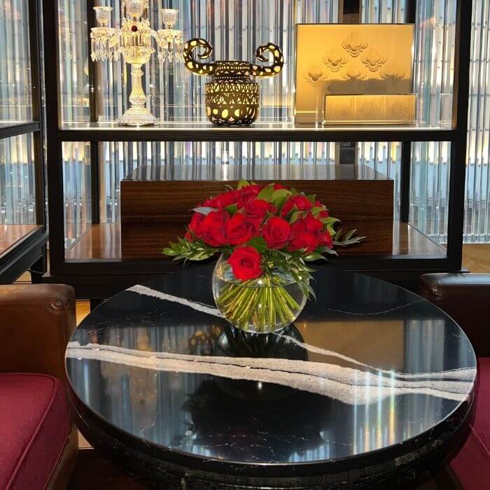 Dinner table centerpiece ideas with red roses in a crystal bowl