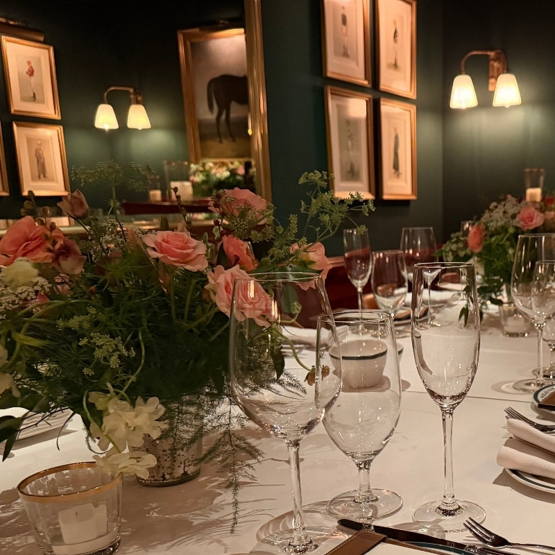 Low loose floral centerpiece for dinner party ambiance styled by Edelweiss Floral Atelier