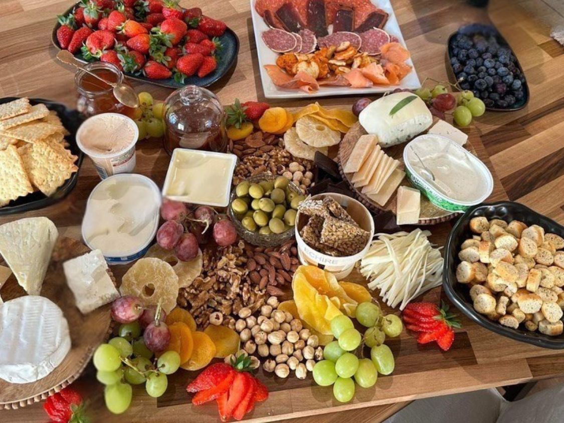 How many hors d'oeuvres per person for a stationary display: cheese, charcuterie, fruit, and crackers on a wooden grazing board